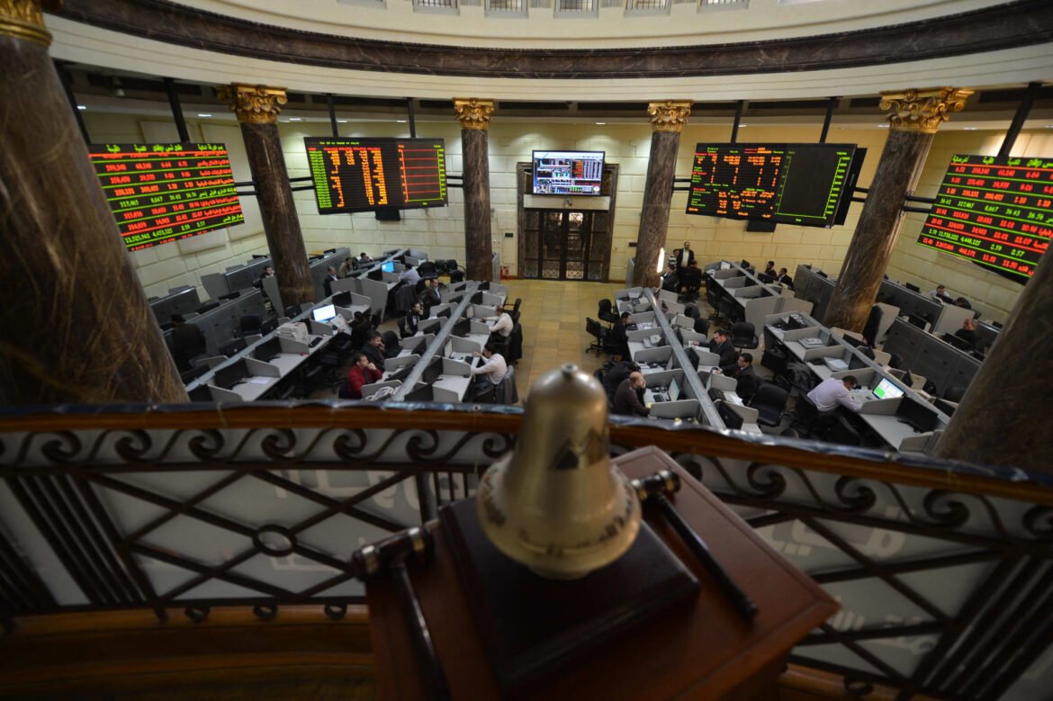 البورصة-تقلص-خسائرها-الصباحية-وتتراجع-0.77%-وسط-مبيعات-محلية