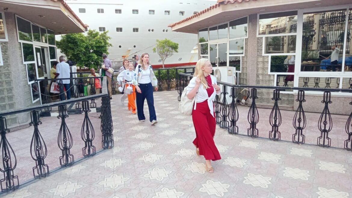 ميناء-غرب-بورسعيد-يستقبل-السفينة-السياحية-«astoria-grande»-في-ثاني-زيارة-لها 